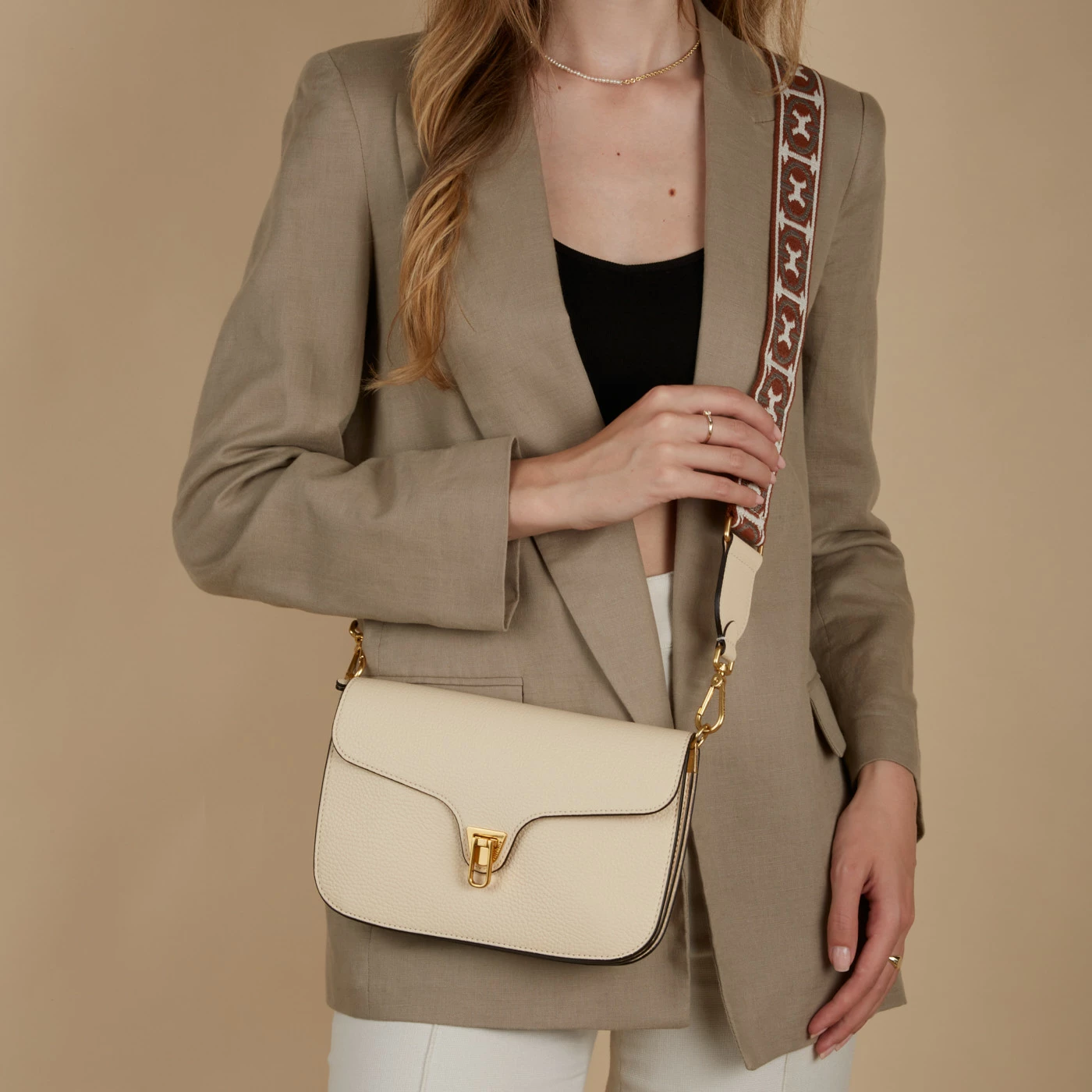 Coccinelle Beat Soft Beige Leren Crossbody Tas E1NOF120101N91 4 Coccinelle Beat Soft Beige Leren Crossbody Tas E1NOF120101N91 - Image 2