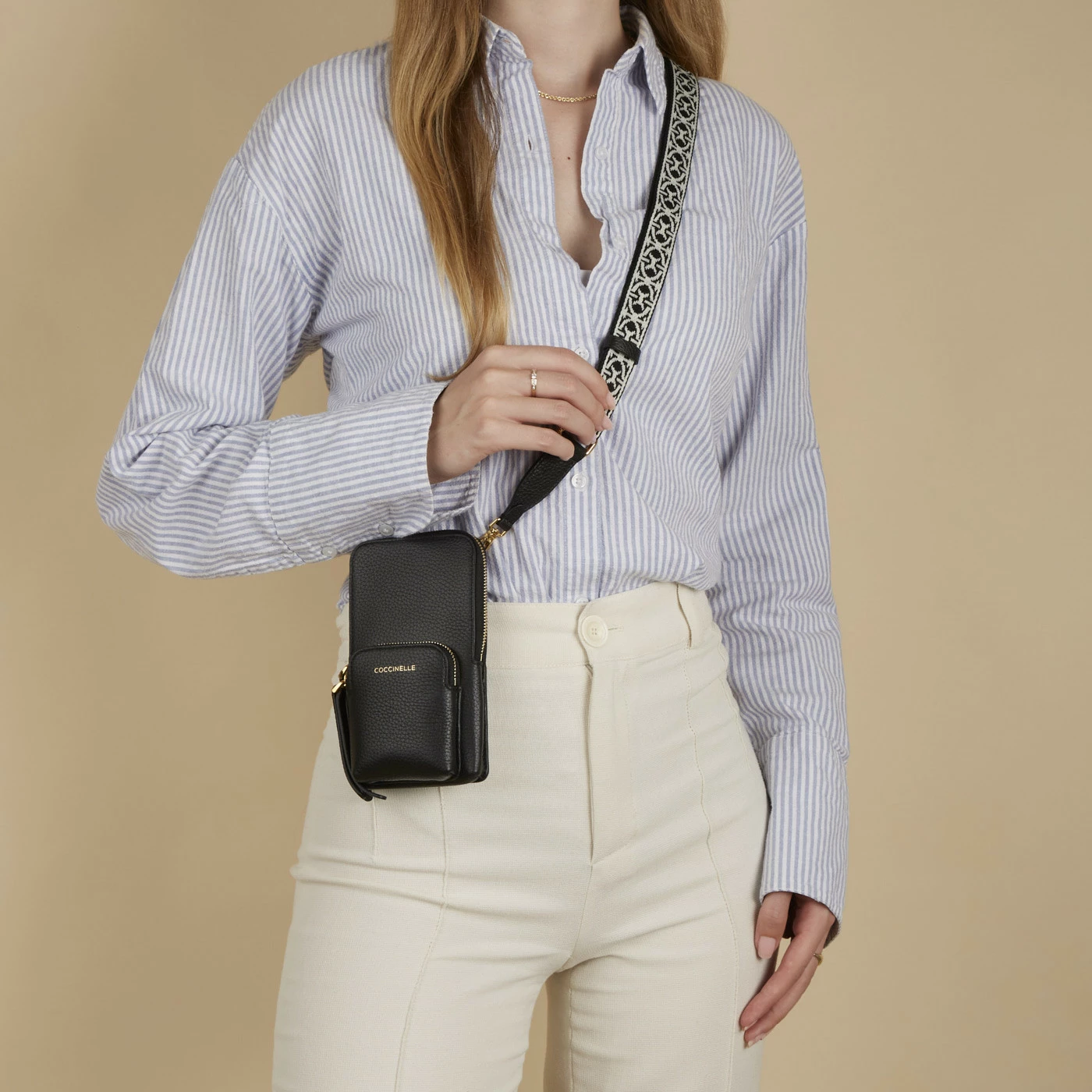 Coccinelle Pixie Zwarte Leren Telefoontasje E5PM0270101001 4 Coccinelle Pixie Zwarte Leren Telefoontasje E5PM0270101001 - Image 2