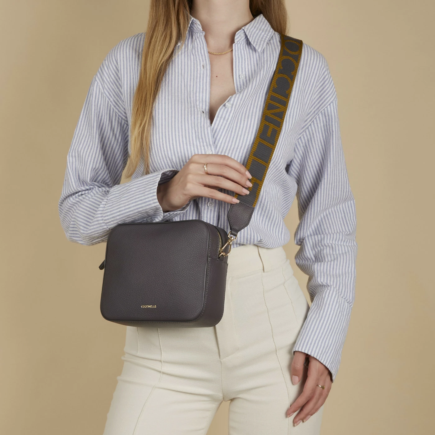 Coccinelle Tebe Grijze Leren Crossbody Tas E5MN555M301Y66 4 Coccinelle Tebe Grijze Leren Crossbody Tas E5MN555M301Y66 - Image 2