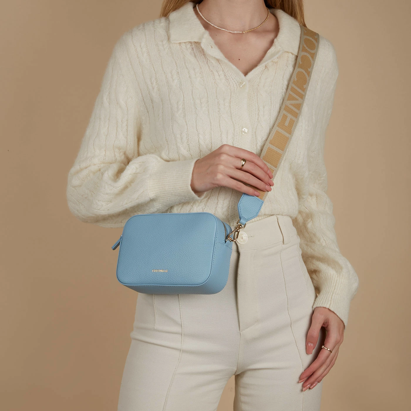 Coccinelle Tebe Blauwe Leren Crossbody Tas E5MN555I101B16 4 Coccinelle Tebe Blauwe Leren Crossbody Tas E5MN555I101B16 - Image 2