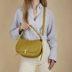 Coccinelle Magie Soft Gele Leren Handtas E1PQR180301G09 9 Coccinelle Magie Soft Gele Leren Handtas E1PQR180301G09 -Cheap Coccinelle Store 8059978551955 02