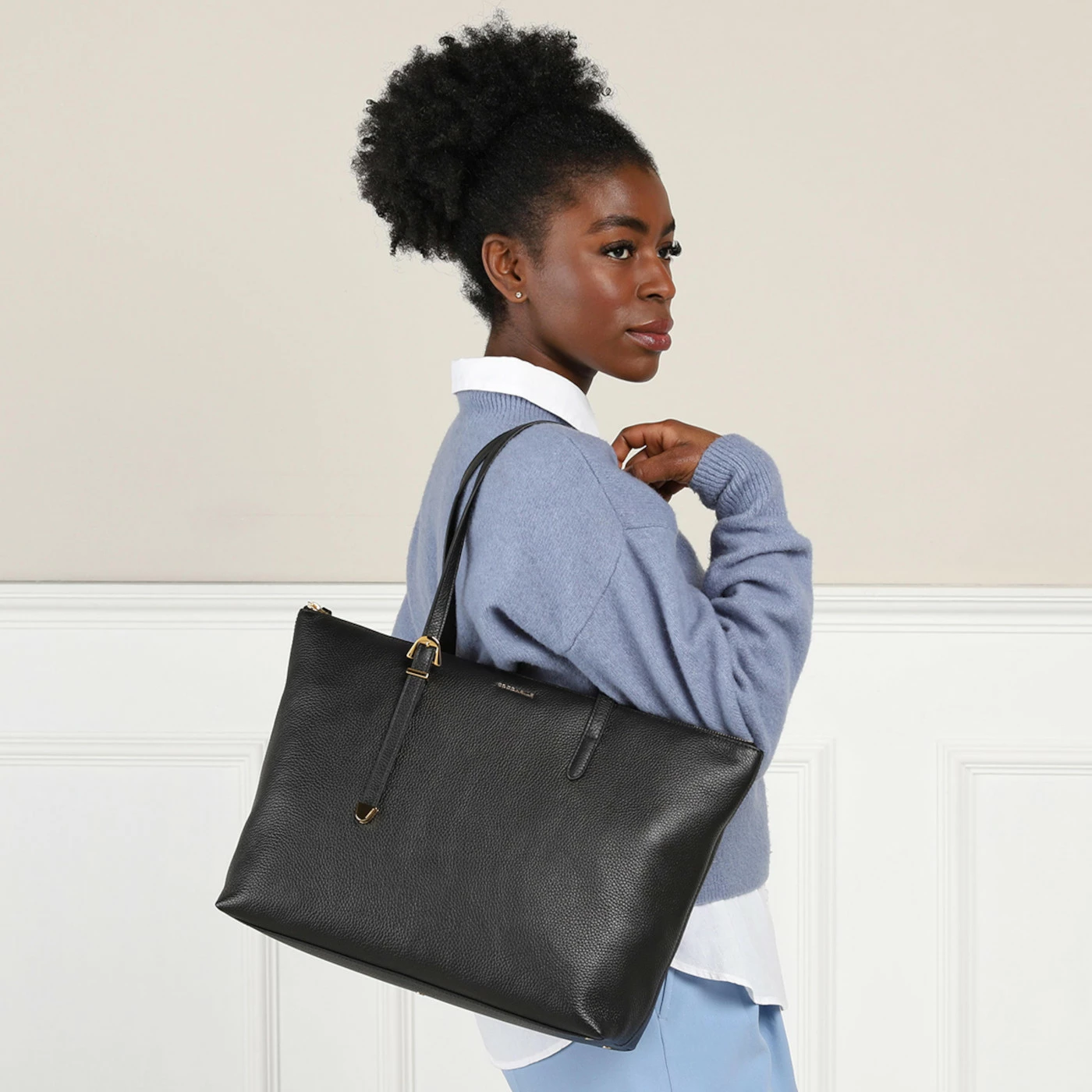 Coccinelle Gleen Zwarte Leren Shopper E1N15110201001 4 Coccinelle Gleen Zwarte Leren Shopper E1N15110201001 - Image 2