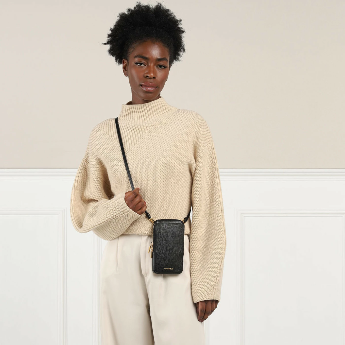 Coccinelle Flor Zwarte Leren Telefoontasje E5MI5270101001 4 Coccinelle Flor Zwarte Leren Telefoontasje E5MI5270101001 - Image 2