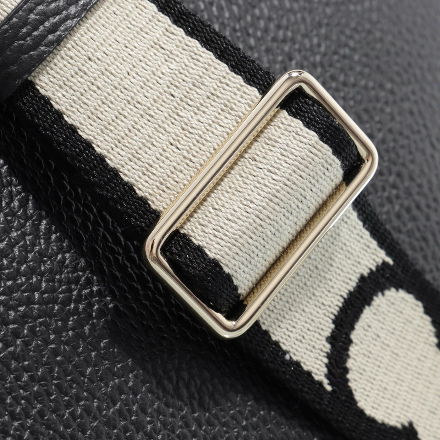 Coccinelle Tebe Zwarte Leren Crossbody Tas E5MN555M301001 6 Coccinelle Tebe Zwarte Leren Crossbody Tas E5MN555M301001 - Image 4